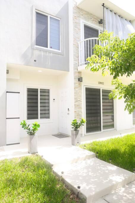 Insta Worthy Modern Bungalow Homestead Exterior foto